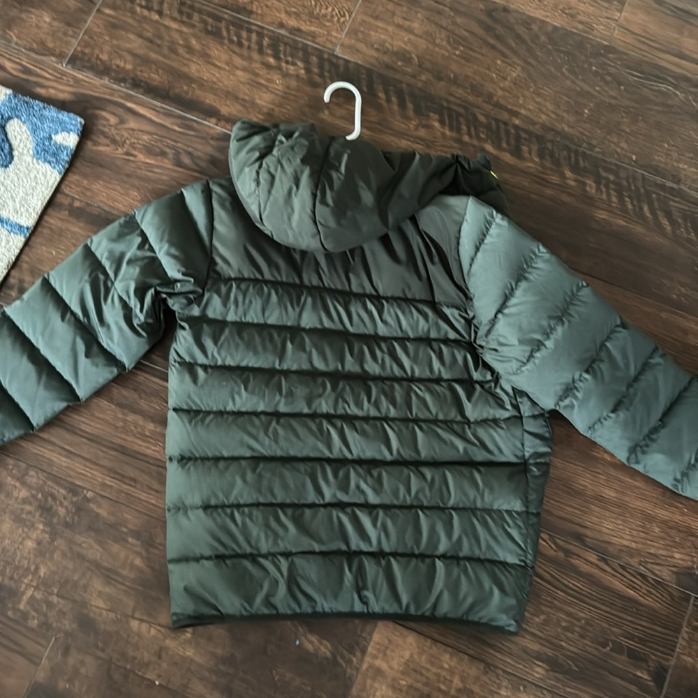 Under Armour boys youth extra large puffer coat. Like new. Hardly worn. - Picture 4 of 5
